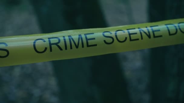 Nastro della scena del crimine della polizia in un giorno buio e piovoso, indagine sul luogo del delitto, omicidio — Video Stock