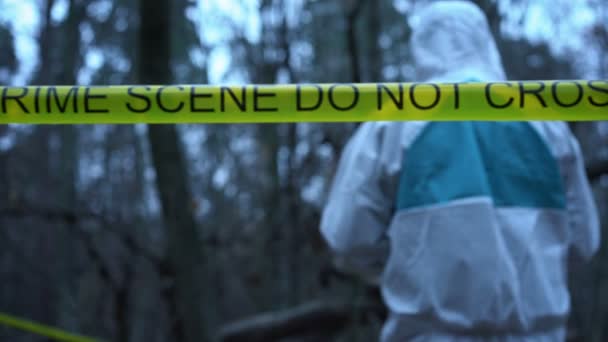 Esperto forense sul campo che lavora con prove sul posto, nastro giallo della scena del crimine — Video Stock