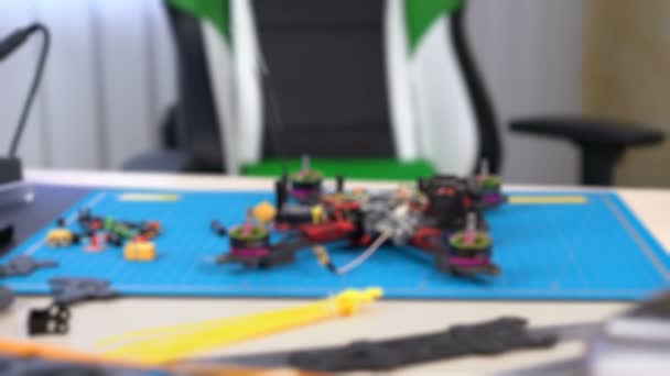 Racing FPV drone az asztalra, várva a karbantartást. Egyéni drone épület, hobby
