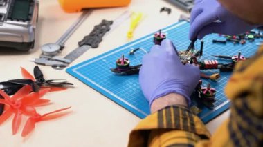 Onarım merkezi, yarış drone üzerinde çalışan mühendis, bakım, parçaları sabitleme