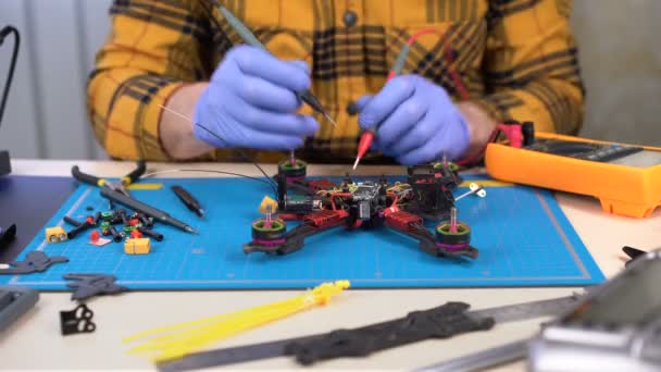 Teste de circuito de drones FPV, reparo de drones, manutenção, construção, modelagem. Hobby... — Vídeo de Stock