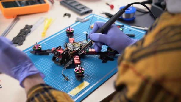 无人机建筑，使用焊接铁来修理无人机的人，爱好，电子产品 — 图库视频影像
