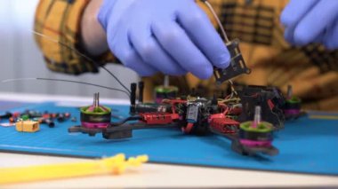 Fpv drone tamiri, parçaları sabitleme, hobi, insansız hava aracı yapımı nda çalışan mühendis