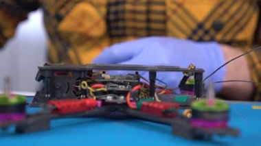 Elektronik onarım ve bakım merkezi, ellerin yakın çekim cıvataları