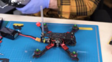Onarım masasında drone fırlatma test, radyo denetleyicisi, drone bina, modelleme