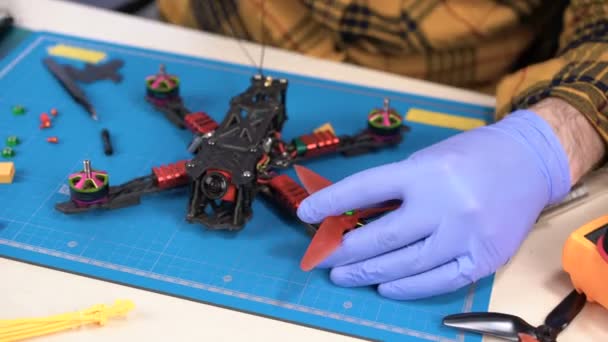 Yarış drone teardown, eller gevşetme cıvata, pervane kapalı alarak, sökmek — Stok video