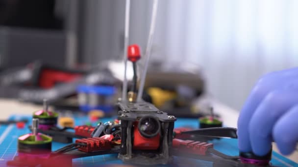 Bir yarış fpv drone, hobi, drone onarım ve bakım, yükseltme Bina — Stok video