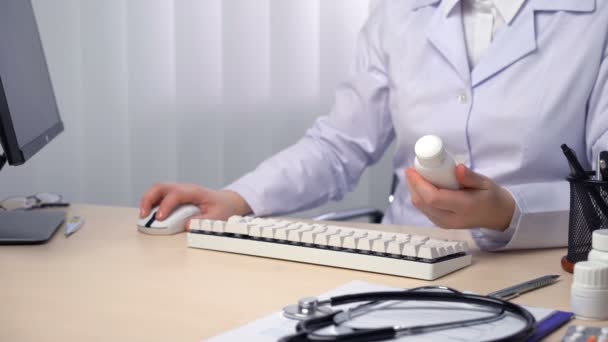 Médico trabalhando no escritório, consultando pacientes on-line, prescrevendo medicação — Vídeo de Stock