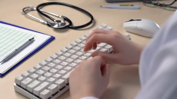 Лікар надає онлайн-консультацію, вводить звіт, веде медичні записи — стокове відео