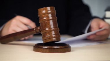 Hakim okuma kararı ve vurma tokmak dava, yasa ve düzeni kapatmak için