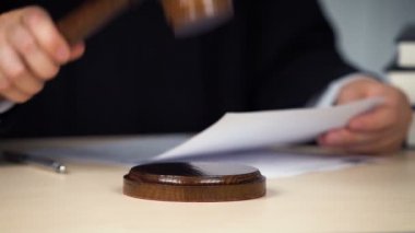 Yargıç çarpıcı tokmak, başlangıç veya duruşma sonu, dikkat, eller yakın çekim
