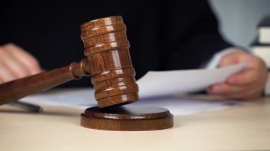 Yargıç üç kez tokparat vurarak, devam etmeye başladı, dikkat çağrısında bulundu