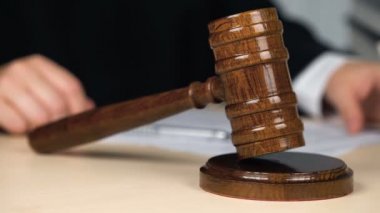 Mahkeme salonunda hakimin ellerinin tokmak çarpması, başlama veya bitiş