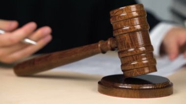 Mahkeme salonunda yargıç, kağıtları imzalama, karar okuma, çarpıcı tokla, adalet