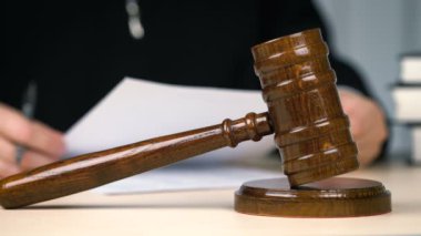 Mahkeme salonunda okuma ve imza kağıtları hakim, hukuk sistemi, adalet, meslek