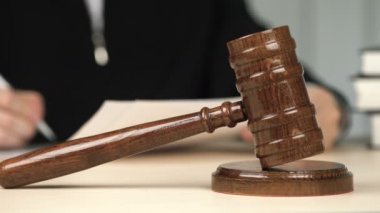 Yorgun yargıç yasal evrakları imzalayarak ve mahkeme salonunda gözlük çıkarmak, işgal