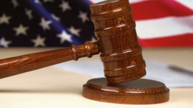 Abd bayrağına karşı yargıç toktlak çekiç, Amerikan hukuk sistemi, adalet, hukuk