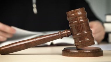 Yargıç mahkeme salonunda bir hukuk kitabı okuyor, işgal. Adalet, hukuk sistemi