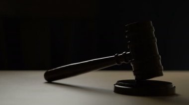 Karanlık odada yargıç veya müzayede tokmak çekiç, bozuk mahkeme, yasadışı ihaleler