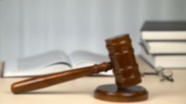 Mahkeme salonunda Hakim işyeri, dava başlamadan önce masa üzerinde toklak ve hukuk kitapları