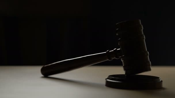 Судья или аукцион молоток молотка в темной комнате, коррумпированный суд, незаконные аукционы — стоковое видео