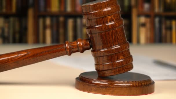 Richter Hammer gegen Buchständer Hintergrund, Rechtssystem, Recht, Gerechtigkeit — Stockvideo