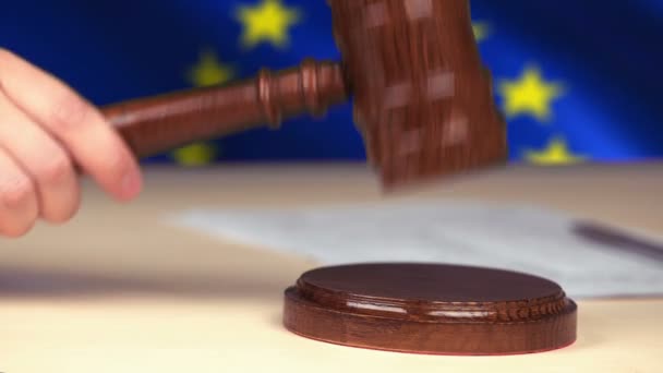 Juiz mão golpeando martelo, bandeira da UE em segundo plano, sistema jurídico europeu, justiça — Vídeo de Stock