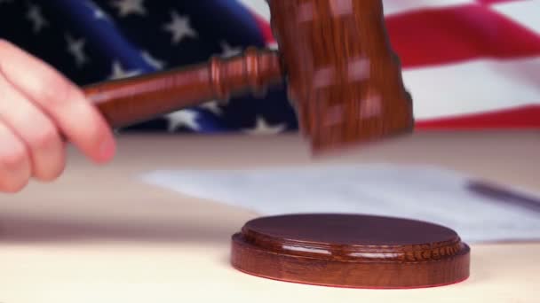 Hakim el vurma tokarasında, arka planda Amerikan bayrağı, Amerikan hukuk sistemi, adalet — Stok video