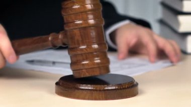 Hakim el vurarak tokkan üç kez yavaş hareket, karar, adalet hizmet
