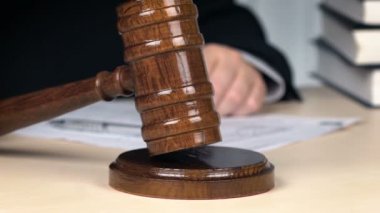 Yargıç yavaş hareket, kader, nihai karar, adalet toktol çekiç çarpıcı