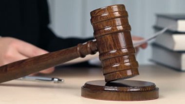 Yavaş çekimde hakim ellerinin tokparat çekiçle vurması, son karar