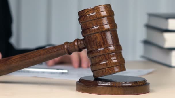 Rechterhanden opvallende Gavel hamer, eindoordeel, lot, uitspraak in gerechtsgebouw — Stockvideo