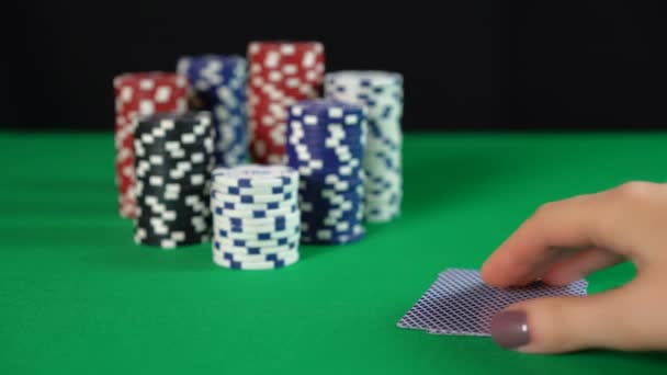 Poker giocatore piega carte, cattiva mano, paura di perdere soldi, giocare al sicuro — Video Stock