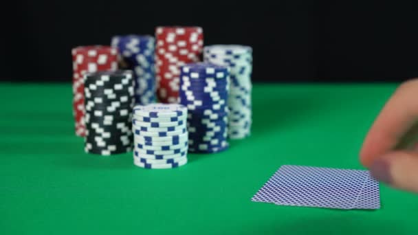 Hráč pokeru kontroluje ruce a záhyby. Chybné karty, neúspěšná hra, ztráta peněz — Stock video