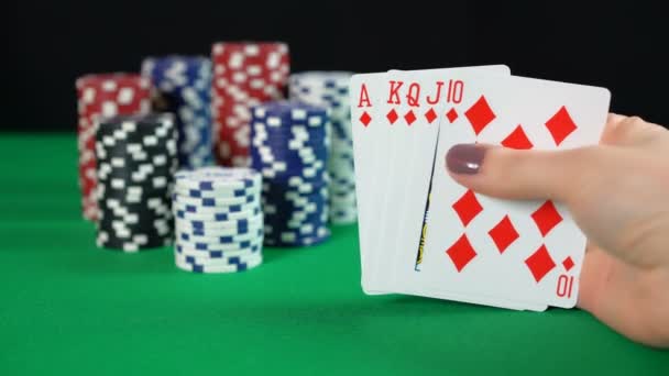 Éxito jugando al póquer sosteniendo la mano ganadora, escalera real, ganador del juego — Vídeos de Stock