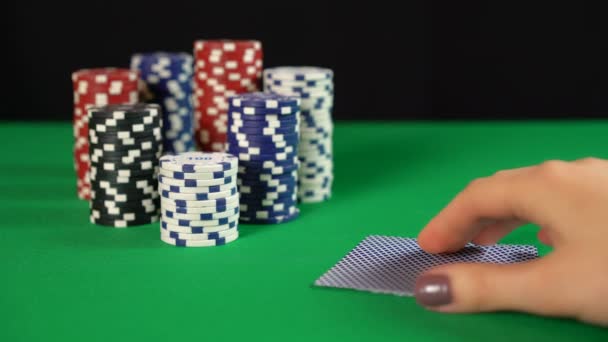 Игрок в покер осторожно держит лучшую комбинацию карт, флеш-рояль, стратегию — стоковое видео