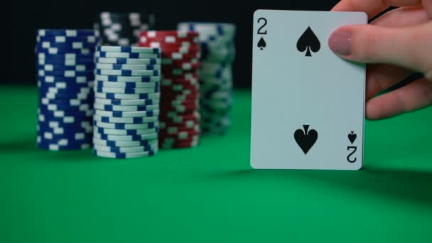 Покер карты крупным планом, плохая рука, игрок теряет деньги, неудачная стратегия — стоковое видео