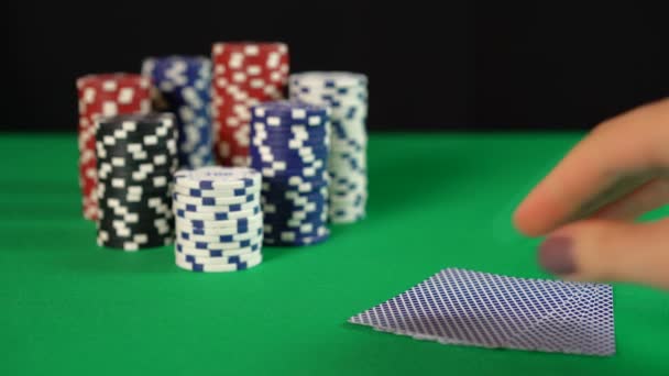 Гра в покер, гравець тримає виграшну руку, королівський змив, успішна стратегія — стокове відео
