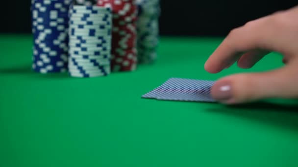 Jeu de poker, joueur vérifiant la main, compte tenu des paris. Cartes gros plans, texas holdem — Video