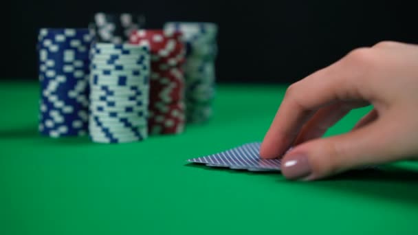 Escalera real, mejor combinación de póquer, jugador sosteniendo la mano ganadora, éxito — Vídeo de stock