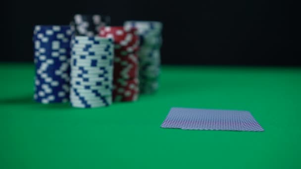Cartões ruins no jogo de poker, jogador dobrar, perder dinheiro. Estratégia fraca — Vídeo de Stock