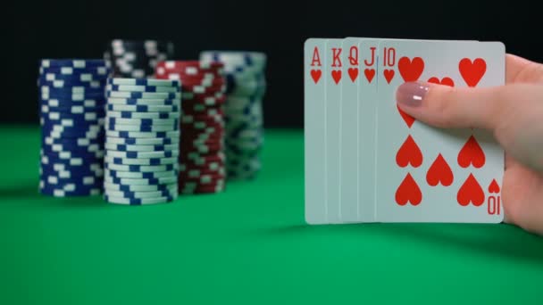 Победитель покерного джекпота, игрок, держащий флеш-рояль, удачные карты, успешная игра — стоковое видео