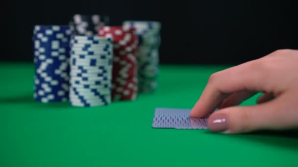 Giocatore di poker carte pieghevoli, basse possibilità di vincere, ritirarsi, evitando il rischio — Video Stock