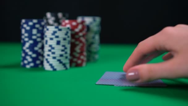 Lucky Poker Hand, gracz trzyma asy, zwycięzca, skuteczna strategia. Holdem Texas — Wideo stockowe