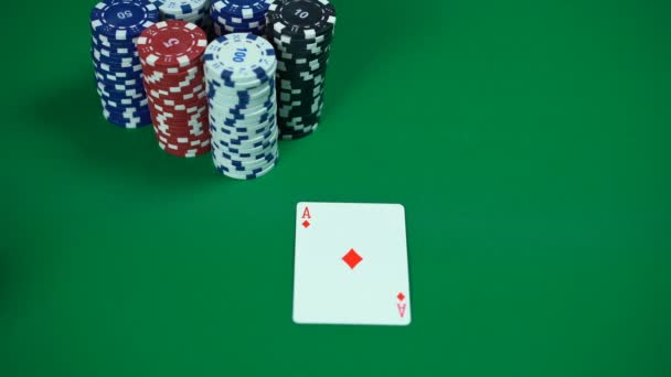 Giocatore di poker che mostra carte, coppia di assi, mano vincente, giocatore di successo — Video Stock