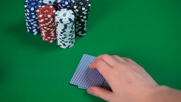 Покер-карты вскрытия, игрок выявления пару тузов, выигрышная рука, успех — стоковое видео