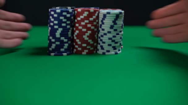 Joueur de poker tirant dans les piles de jetons, grande victoire, victoire, jeu réussi — Video