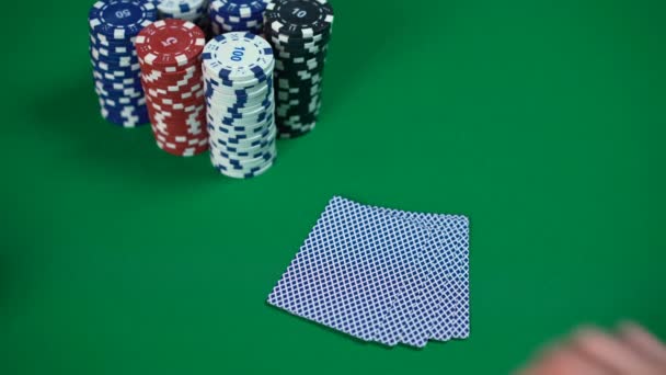 Escalera real, enfrentamiento de cartas de póquer, jugador mostrando la mano ganadora, victoria — Vídeo de stock