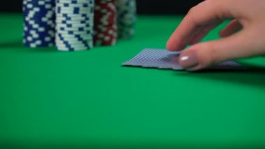 Pokerde kazanma, royal flush tutan oyuncu, şanslı kartlar, başarılı bir oyun