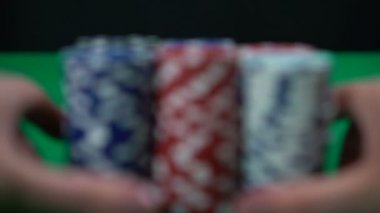 Poker oyuncusu fiş yığınları iterek, all-in gidiyor, yerleştirme, bahis yükselterek